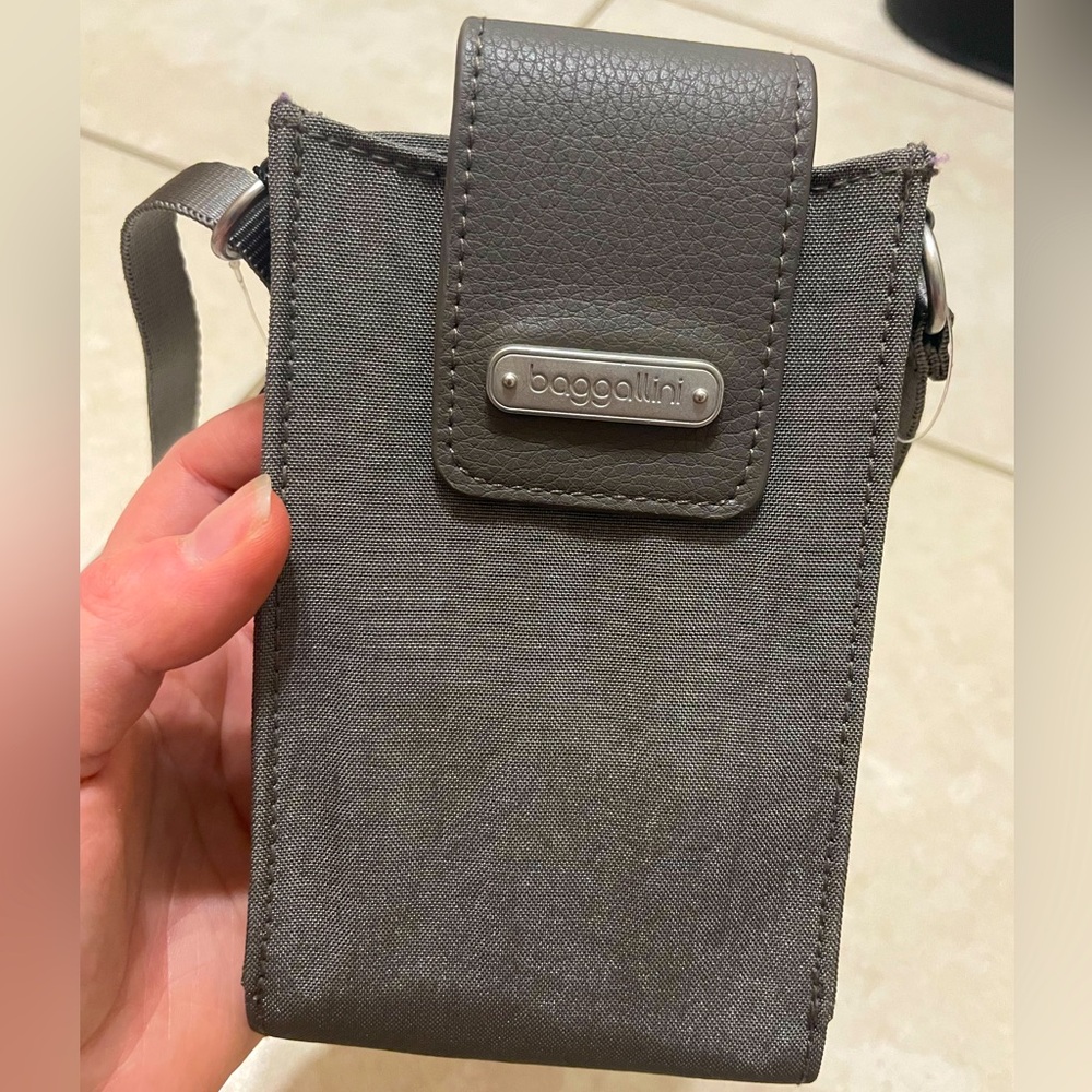 Baggallini crossbody phone tote.